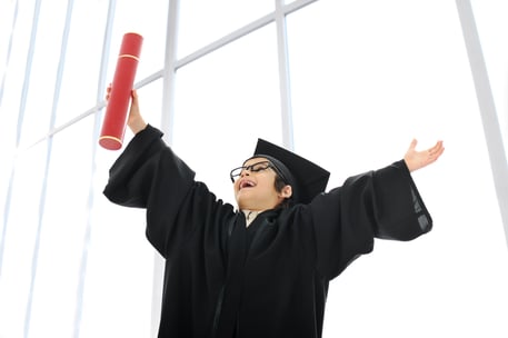 kid-celebrating-graduating-diploma_HKglcPRTrs.jpg